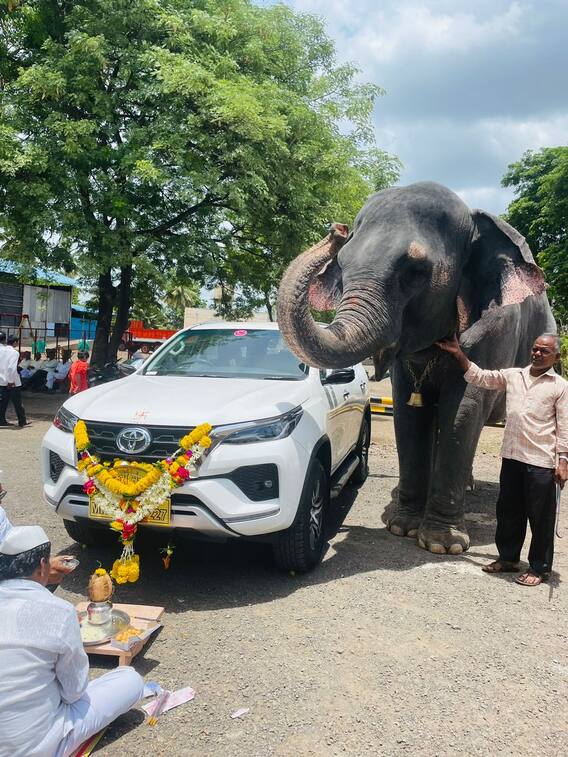 शेतकऱ्यांकडून शेट्टींना आलिशान फॉर्च्युनर भेट!