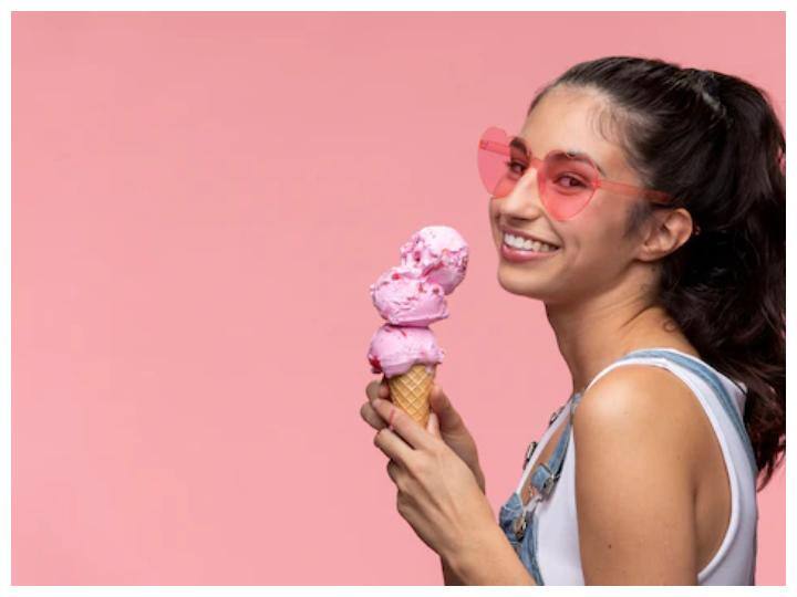 कुछ मीठा खाएं : मीठा को तो गुस्सा को शांत करने का सबसे बेस्ट तरीका माना जाता है. आपको जब भी गुस्सा आए तो आप आइसक्रीम खा लें देखिए कुछ ही देर में आपका गुस्सा शांत होता नजर आएगा. और आप फील गुड भी करेंगे.