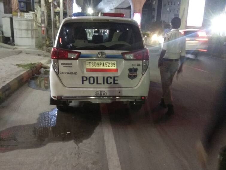 Hyderabad ganja smoked youth climbs police vehicle and puts on tension at mid night in Asif nagar of mehdipatnam Hyderabad: కదులుతున్న పోలీసు బండ్లపై ఎగురుతూ యువకుల హంగామా, వారిని కిందకి దింపి బడితపూజ - వీడియో