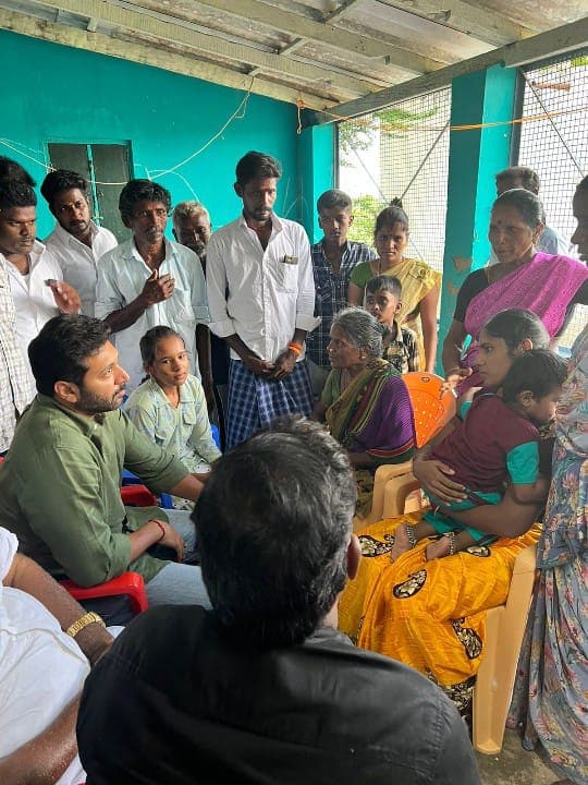 உயிரிழந்த ரசிகர் மன்ற தலைவர் வீட்டிற்கு நேரில் சென்று அஞ்சலி செலுத்திய ஜெயம் ரவி !