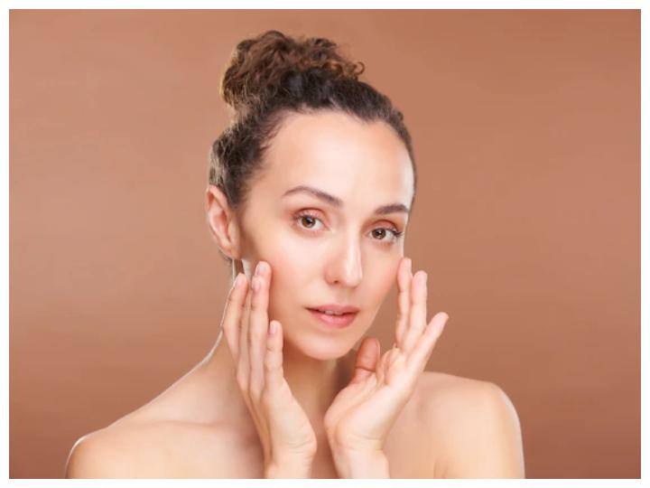 आयुर्वेद के अनुसार हमारी स्किन की समस्या भी वात, पित्त और कफ दोष के कारण होती है. इसके कारण स्किन पर हीं नहीं बल्कि बालों पर भी पड़ता है. आयुर्वेद के अनुसार बढ़े हुए वात से त्वचा में रूखापन आने लगता है और टिश्यू डैमेज होने लगती है. जिसके कारण खुरदूरे और परतदार बनावट वाले धब्बे होने लगते हैं.