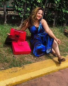 In Pics: ब्लैक और ब्लू ड्रेस में मिरर सेल्फी लेती नजर आईं Rani Chatterjee, तस्वीरें हुई वायरल