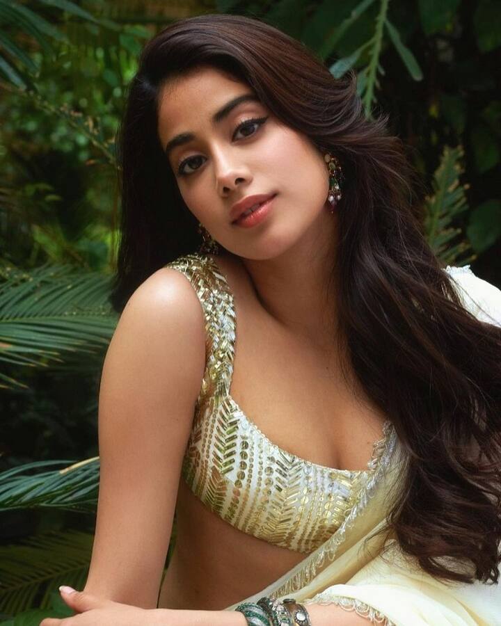 साथ ही आप इनके लुक्स से एक्सेसरीज, मेकअप और हेयर स्टाइल के भी आइडियाज ले सकती हैं.