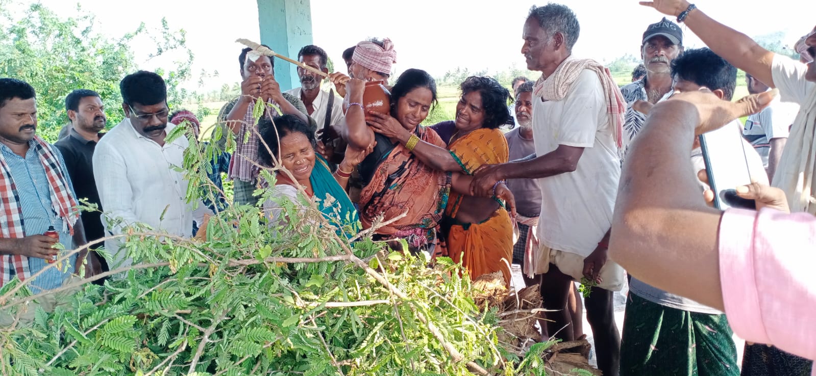 Srikakulam News : కన్నీటి ధారలతో కన్నకొడుక్కి తలకొరివి, ఓ తల్లి గుండెకోతే ఈ సంఘటన