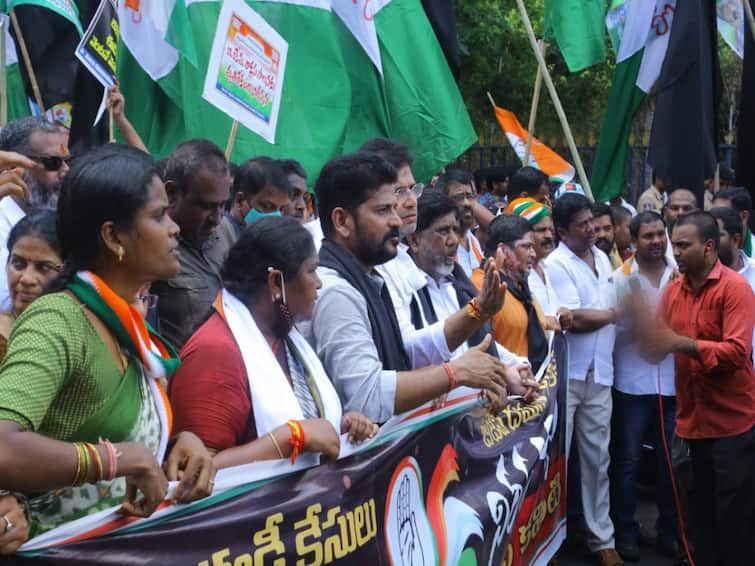 Hyderabad Congress Revanth reddy criticizes Undavalli Arun kumar meet KCR Revanth Reddy On Undavalli : కేసీఆర్ హనీ ట్రాప్ లో ఉండవల్లి, రేవంత్ రెడ్డి సంచలన వ్యాఖ్యలు