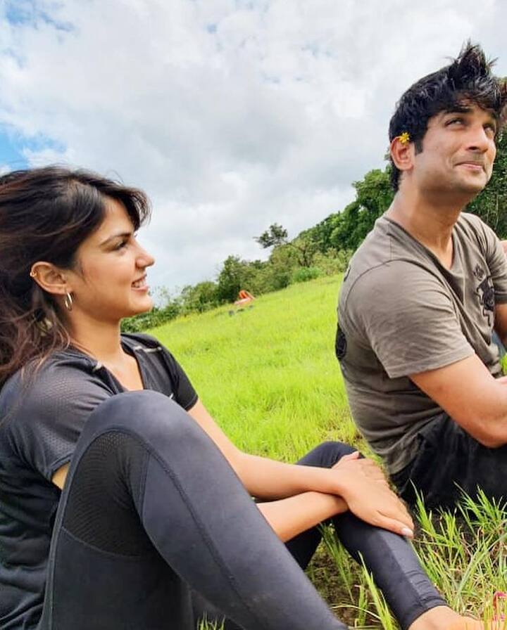 रिया ने सुशांत के साथ फोटोज शेयर करते हुए लिखा- तुम्हे रोज याद करती हूं. साथ में ब्लैक हार्ट पोस्ट किया.