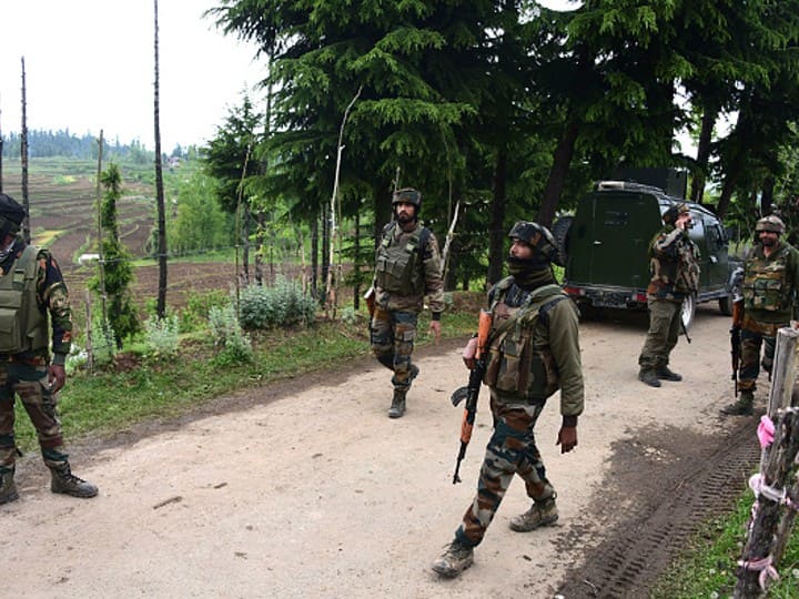Jammu and kashmir encounter of terrorist by indian army in pulwama detail marathi news Pulwama Encounter: पुलवामामध्ये  सुरक्षादल आणि दहशतवाद्यांमध्ये चकमक,  एक दहशतवादी ठार