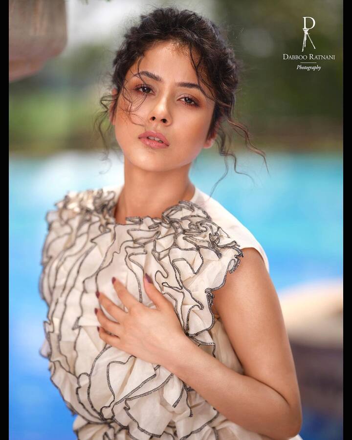 ਐਕਟਰਸ ਸ਼ਹਿਨਾਜ਼ ਗਿੱਲ ਹਮੇਸ਼ਾ ਸੁਰਖੀਆਂ ਦਾ ਹਿੱਸਾ ਬਣੀ ਰਹਿੰਦੀ ਹੈ। ਉਹ ਆਪਣੀਆਂ ਤਸਵੀਰਾਂ ਕਾਰਨ ਸੋਸ਼ਲ ਮੀਡੀਆ 'ਤੇ ਛਾਈ ਰਹਿੰਦੀ ਹੈ। ਸ਼ਹਿਨਾਜ਼ ਆਪਣੇ ਗਲੈਮਰਸ ਅਵਤਾਰ ਨਾਲ ਪ੍ਰਸ਼ੰਸਕਾਂ ਨੂੰ ਦੀਵਾਨਾ ਬਣਾ ਦਿੰਦੀ ਹੈ।