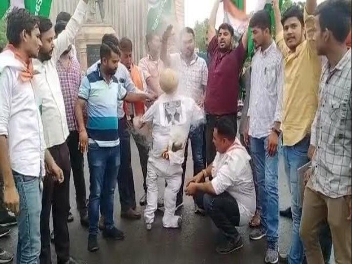 Rajasthan: नेशनल हेराल्ड मामले में राहुल गांधी से पूछताछ को लेकर भड़के कांग्रेस कार्यकर्ता, फूंका पीएम मोदी का पुतला