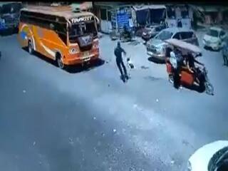 Watch video : ஓடும் ஆட்டோவிலிருந்து விழுந்த குழந்தை, படபடவென காப்பாற்றிய ட்ராஃபிக் காவலர்.. ஹீரோவை கொண்டாடும் மக்கள்