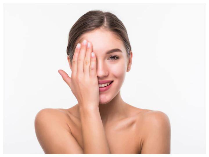 यही कारण है कि स्किन की पहली परत में समय से पहले क्रीज और उम्र बढ़ने का खतरा बढ़ने लगता है. ऐसे में आप इन्हें आयुर्वेद में बताए गए घरेलु उपचार से एनिंग के प्रोसेस को स्लो डाउन कर सकते हैं.