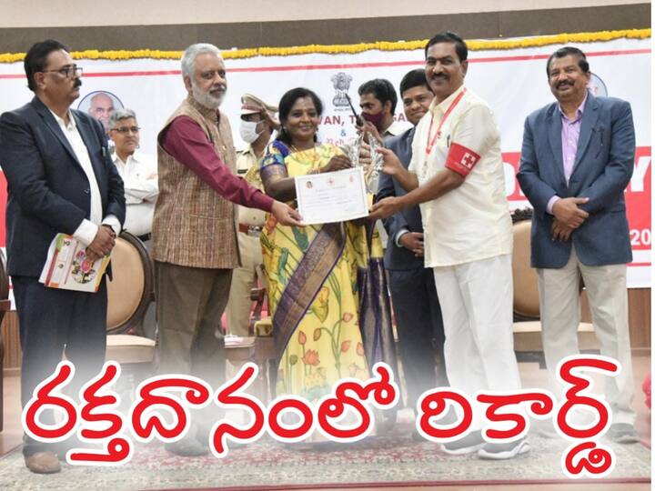 Hyderabad World Blood donor day Mahabubnagar red cross chairman nataraj received award from governor World Blood Donor Day : రికార్డు స్థాయిలో రక్తదానం చేసిన లయన్ నటరాజు, గవర్నర్ చేతుల మీదుగా అవార్డు స్వీకరణ