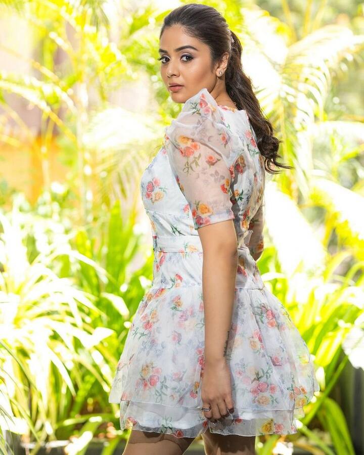 మెగాస్టార్ చిరంజీవి సినిమాలో కూడా ఛాన్స్ కొట్టేసింది. (Photo Courtesy: Sreemukhi Instagram)