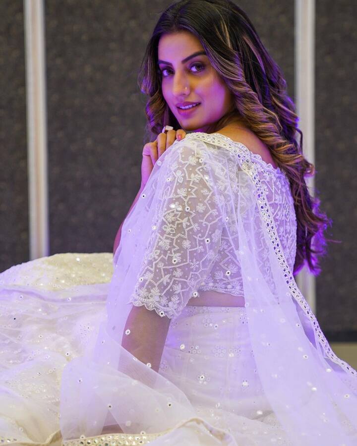 लेकिन अक्षरा सिंह के फैंस को जो चीज सुकून देती है वो है एक्ट्रेस की खूबसूरत तस्वीरें और वीडियोज.
