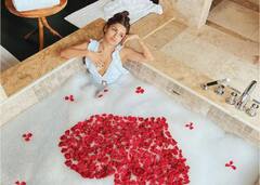 Avneet Kaur Bold Photos: બાથટબમાં સ્નાન કરતી અવનીત કૌરે મોનોકિનીમાં બોલ્ડ તસવીરો શેર કરી...