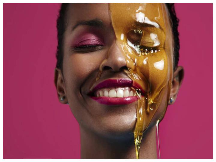 शहद: आप एक बाउल में एक चम्मच शहद, नींबू का रस और एक चम्मच बेकिंग सोडा मिलाकर मास्क बनाएं इसे अपने चेहरे और गर्दन पर लगाकर 20 मिनट छोड़ने के बाद गर्म पानी से धोलें. इसके इस्तेमाल से आपकी त्वचा हाइड्रेटेड और सिल्की स्मूद हो जाएगी.