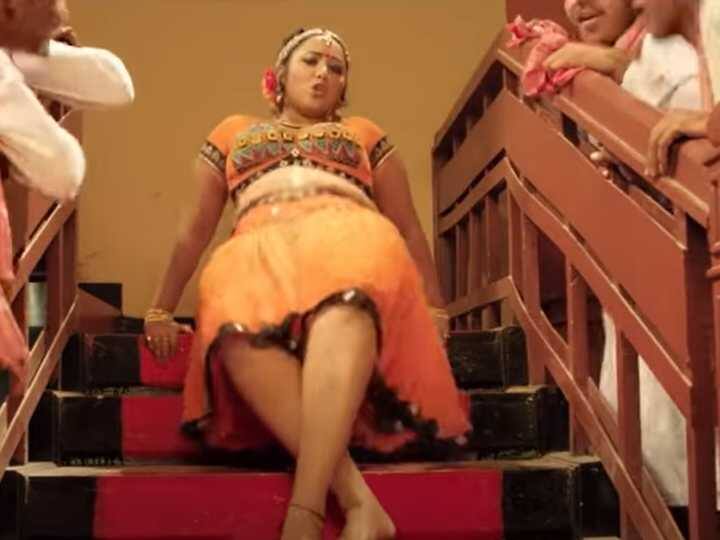 Rani Chatterjee Bhojpuri song up Bihar me balwa kara dem going viral on internet Bhojpuri Song: बालों में लाल गुलाब, Rani Chatterjee का दमदार अंदाज देख आप देखने लगेंगे उनके ख्वाब