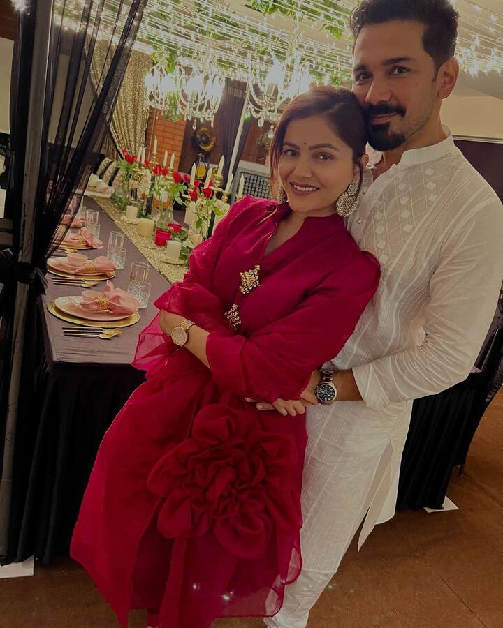 ‘लेडी बॉस’ के नाम से मशहूर एक्ट्रेस रुबीना दिलैक (Rubina Dilaik) ने ‘छोटी बहू’ और ‘शक्ति’ से प्रसिद्धि प्राप्त की है. उन्होंने 2018 में एक्टर अभिनव शुक्ला (Abhinav Shukla) के साथ शादी की थी. दोनों साथ में ‘बिग बॉस 14’ में भी गए थे, जहां रुबीना को 5 लाख रुपए प्रति एपिसोड मिले थे, जबकि उनके पति अभिनव को उनसे कम मिले थे. यही नहीं, रिपोर्ट्स के मुताबिक, ‘खतरों के खिलाड़ी 12’ के प्रति एपिसोड के लिए रुबीना 18 से 20 लाख रुपये चार्ज कर रही हैं.