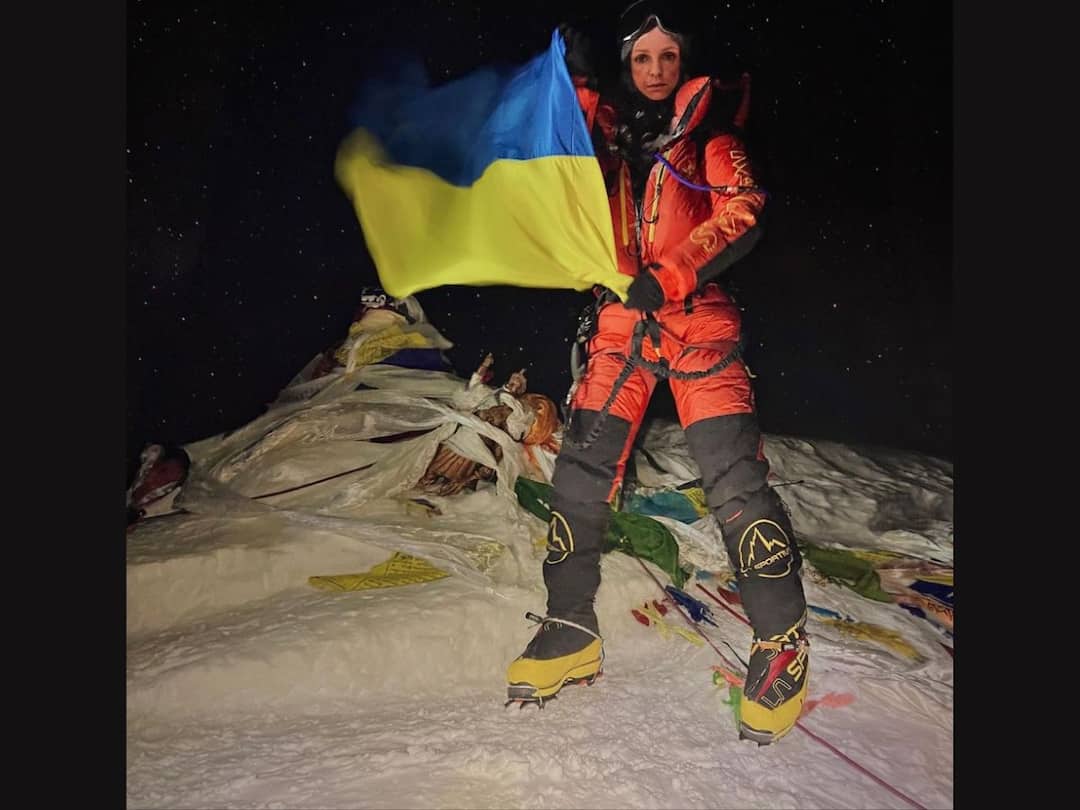 WATCH: Russian Climber Waves Ukraine Flag Atop Mount Everest. Video Surfaces WATCH: Russian Climber Waves Ukraine Flag Atop Mount Everest. Video Surfaces