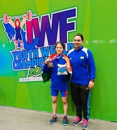 Nashik News : नाशिकच्या आकांक्षाचा मेक्सिकोत डंका, वेटलिफ्टिंगमध्ये ठरली रौप्यपदकाची मानकरी