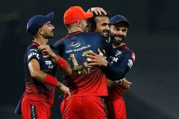 Royal Challengers Bangalore player Akash Deep was told by Manoj Tiwary that if you manage to impress Virat Kohli, you can get a chance to play IPL Virat Kohli: 'अगर तुम कोहली को इंप्रेस करते हो तो IPL खेलोगे और फिर भारत के लिए भी खेल सकते हो'