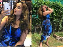 In Pics: ब्लैक और ब्लू ड्रेस में मिरर सेल्फी लेती नजर आईं Rani Chatterjee, तस्वीरें हुई वायरल