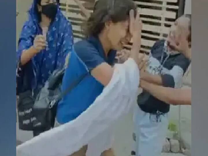Pizza Chain Employee Thrashed By 4 Women In Madhya Pradesh Video Goes Viral On Social Media Madhya Pradesh: பீட்சா பெண் ஊழியரை வெளுத்தெடுத்த பெண்கள்.. காரணம் என்ன? வைரலாகும் வீடியோ..!