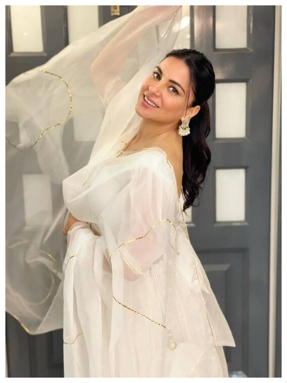 व्हाइट लहंगे में श्रद्धा आर्या ने बढ़ाई फैंस की धड़कनें