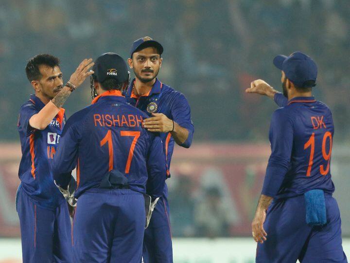 तर भारताकडून आयपीएल गाजवणाऱ्या हर्षलने 4 तर चहलने 3 गडी बाद केले. याशिवाय अक्षर पटेल आणि भुवनेश्वर कुमार यांनीही एक-एक विकेट घेतली.