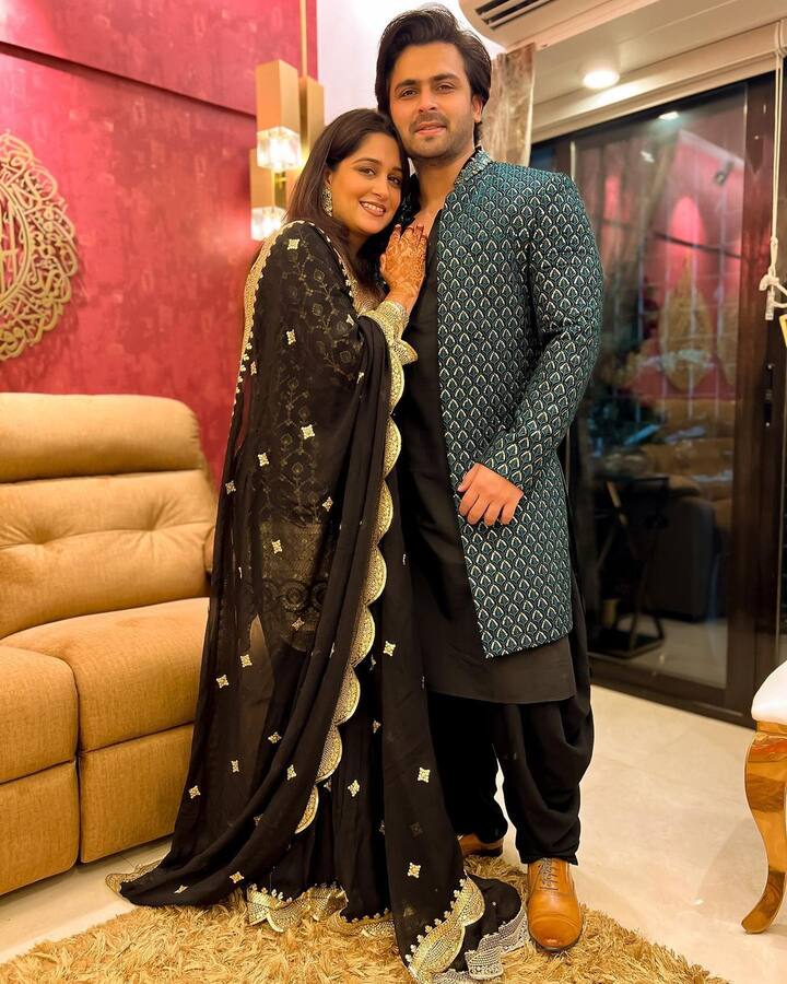 ‘ससुराल सिमर का’ फेम अभिनेत्री दीपिका कक्कड़ (Dipika Kakar) ने अपने को-स्टार शोएब इब्राहिम (Shoaib Ibrahim) के साथ साल 2019 में शादी की थी. दीपिका अपने पति से ज्यादा मशहूर हैं और वह एक एपिसोड के 70 हजार रुपये चार्ज करती हैं.