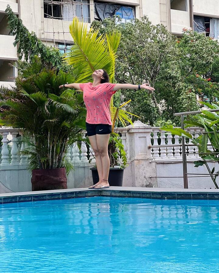 जी हां, टाइटैनिक पोज देते हुए अक्षरा सिंह खिखिलाकर हंसती हुई नजर आ रही हैं. उनके चेहरे की मुस्कान उनका हाल-ए-दिल बयां कर रहा है.
