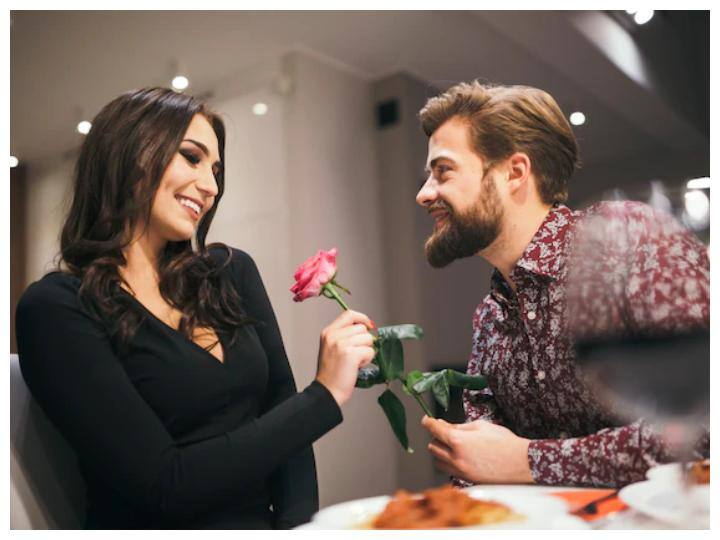 लड़की की स्माइल: आप पहली डेट पर हैं और उसी समय आप यह पता लगा सकते हैं कि आपका पाटर्नर इस रिश्ते को आगे बढ़ाने के लिए तैयार है या नहीं. यह आप उनकी डेट के दौरान आने वाली स्माइल या उनकी चेहरे की चमक से देख समझ सकते हैं कि वह आपसे इंप्रेस है.