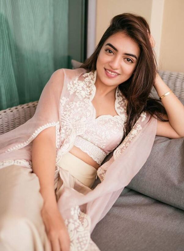 நானும் உன்னுடன் நடக்கிற நேரம் இன்னாளில் சாலை அத்தனை அழகாய் மாறும்