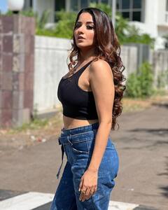 Monalisa Photos: इंटरनेट का तापमान बढ़ा देगा मोनालिसा का ये लुक, क्रॉप टॉप पहन एक्ट्रेस ने मचाया बवाल