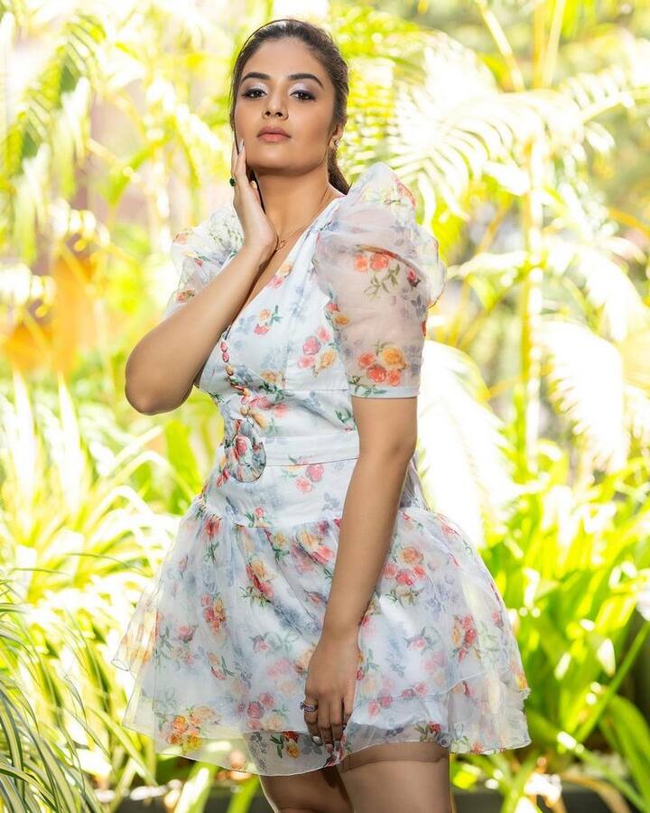 ప్రస్తుతం ఈ బ్యూటీ కొన్ని సినిమాల్లో క్యారెక్టర్ ఆర్టిస్ట్ గా కనిపించనుంది. (Photo Courtesy: Sreemukhi Instagram)