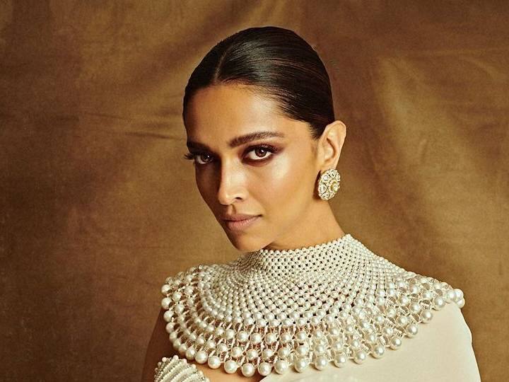 बॉलिवूड अभिनेत्री दीपिका पादुकोणला (Deepika Padukone) सेटवर प्रकृती बिघडल्याने रुग्णालयात दाखल करण्यात आले आहे. दीपिका सध्या हैदराबादमध्ये तिच्या आगामी सिनेमाचे शूटिंग करत आहेत. या सिनेमात दीपिका दाक्षिणात्य सुपरस्टार प्रभाससोबत दिसणार आहेत.(photo:deepikapadukone/ig)