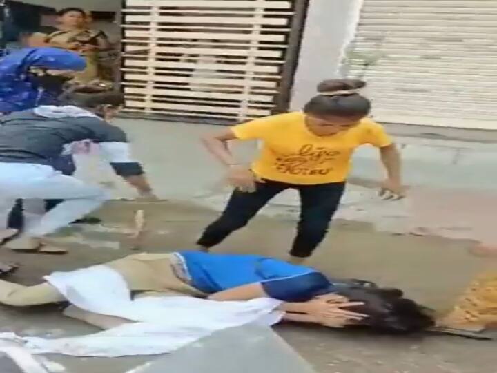 pizza delivery women beaten up by four women Watch video : புறாவுக்கு அக்கப்போரா? பீட்சா டெலிவரி பெண்ணை புரட்டியெடுத்த பெண்கள்..