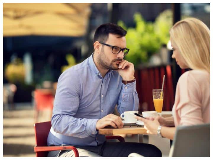 आपकी बातों में रुचि न लेना: अगर डेट के दौरन आपके सामने वाला आपकी बातों में कोई दिलचस्पी नहीं ले रहा यानि वह आपकी बात का कोई अच्छे से जवाब नहीं दे रहा तो समझ जाएं कि उसे आपकी बातों में कोई रुचि नहीं है और अगर है तो वह आपकी बातों को आगे बढ़ाने और जवाब देने की कोशिश जरूर करेगी.