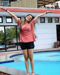 Akshara Singh Photos: बारिश की पहली बूंद में सुकून ढूंढने चलीं अक्षरा सिंह, पूल किनारे दिया टाइटैनिक पोज