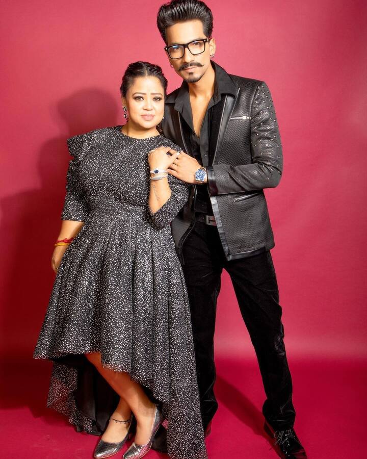 ‘लाफ्टर क्वीन’ कही जाने वाली कॉमेडियन भारती सिंह (Bharti Singh) ने साल 2017 में स्क्रीन राइटर और टीवी होस्ट हर्ष लिंबाचिया के साथ शादी की थी. यूं तो दोनों साथ में कई टीवी शोज को होस्ट कर चुके हैं, लेकिन मीडिया रिपोर्ट्स के मुताबिक भारती अपने पति से ज्यादा सैलरी पाती हैं.