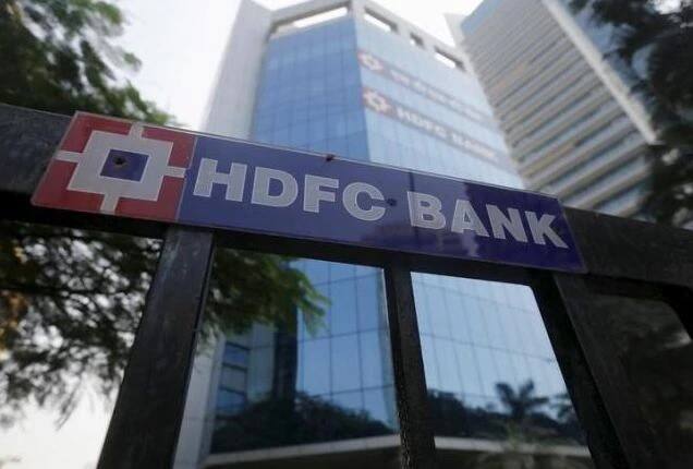 HDFC बैंक- निजी क्षेत्र के सबसे बड़े बैंक ने यूपीआई ट्रांजैक्शन और रोजाना सीमा 1-1 लाख रुपये रखा है. हालांकि, नया ग्राहक पहले 24 घंटे में केवल 5,000 रुपये का ट्रांजेक्शन कर सकेगा.