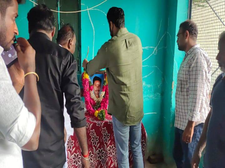 உயிரிழந்த ரசிகர் மன்ற தலைவர் வீட்டிற்கு நேரில் சென்று அஞ்சலி செலுத்திய ஜெயம் ரவி !