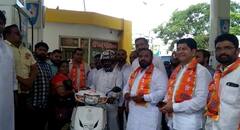 Nashik News : नाशिकमध्ये मिळतंय 54 रुपयांत एक लिटर पेट्रोल, पंपावर तोबा गर्दी 