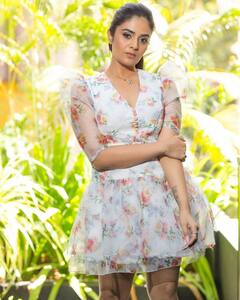 Sreemukhi: చిట్టి ఫ్రాక్ లో శ్రీముఖి - సమ్మర్ స్టైల్