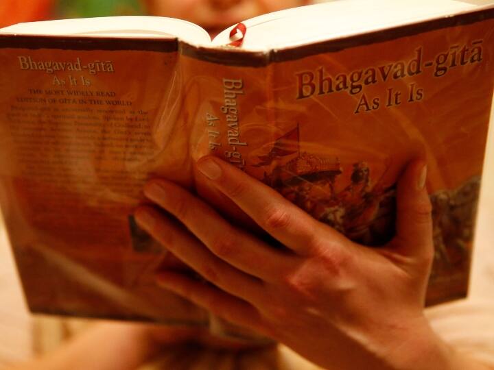 Gujarat Announcement to teach Bhagavad Gita in government school 50 lakh booklets will be distributed Gujarat News: सरकारी स्कूल में भगवत गीता को पढ़ाने की घोषणा, छात्रों के बीच बांटी जाएगी 50 लाख पुस्तिकाएं