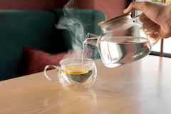 Warm Water: क्या आप भी पीते हैं गर्म पानी? जानें इससे होने वाले नुकसान