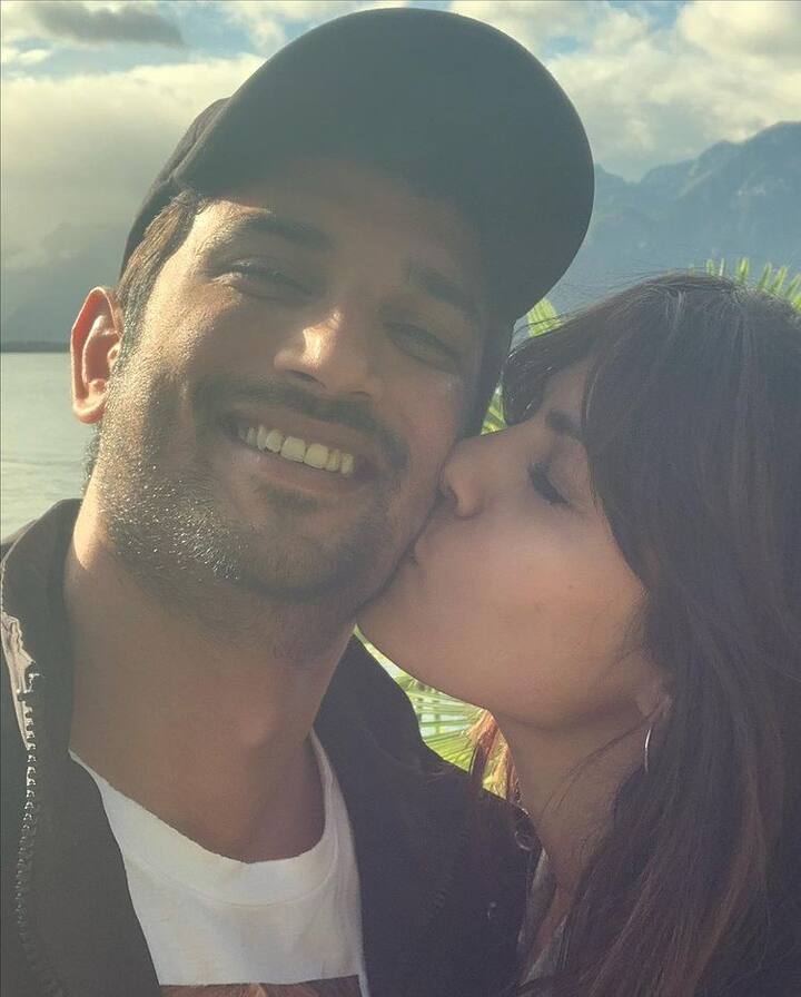 रिया ने सुशांत के साथ अपने क्यूट मूमेंट की तस्वीरें शेयर की हैं. किसी में वह सुशांत को किस कर रही हैं तो किसी में दोनों मस्ती करते नजर आ रहे हैं.