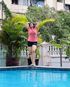 Akshara Singh Photos: बारिश की पहली बूंद में सुकून ढूंढने चलीं अक्षरा सिंह, पूल किनारे दिया टाइटैनिक पोज