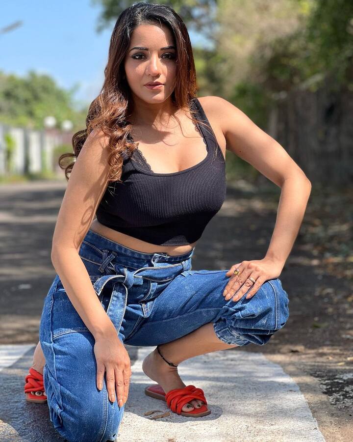 મોનાલિસાના ચાહકો પણ તેના હોટ અંદાજને પસંદ કરે છે.
