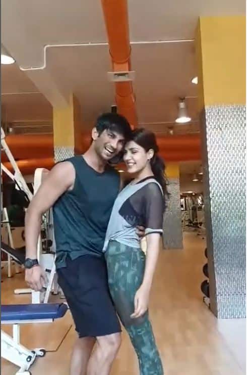 रिया और सुशांत लंबे समय से एक-दूसरे को डेट कर रहे थे मगर दोनों ने ऑफिशियली कभी अपने रिलेशनशिप के बारे में नहीं बताया था.